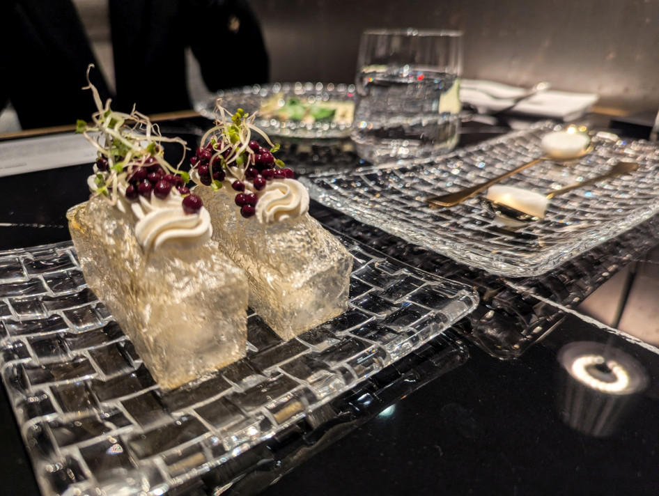  Első állomás: Brazília - az összetevők: caipirinhás pillecukor a kanálban, açaí-kaviár és jamgyökér-hab a tápiókából készült átlátszó, pihekönnyű roppanós elemen. Klorofill-panna cottával és yuzuval tálalva.