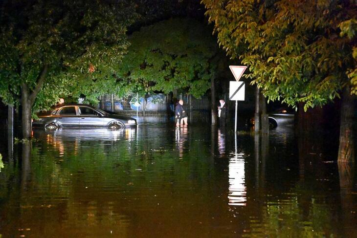Víz borít egy utcát a főváros teljes területét érintő éjszakai vihar után a XIX. kerületben 2023. augusztus 5-re virradóan (Fotó: MTI/Mihádák Zoltán)