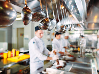 Penész, kosz, lejárt ételek: lecsapott a hatóság a vendéglátóhelyekre