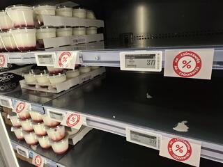 Meglepetés a boltok kasszáinál: másfél év után végre olcsóbb a nagybevásárlás