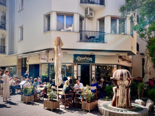 Hogyan értelmezzük a szervizdíjat és a borravalót?