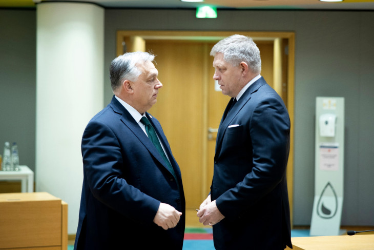 Orbán Viktor miniszterelnök és Robert Fico szlovák miniszterelnök az Európai Unió tagországai állam- és kormányfőinek rendkívüli csúcstalálkozóján Brüsszelben 2024. február 1-jén (MTI/Miniszterelnöki Sajtóiroda/Fischer Zoltán)