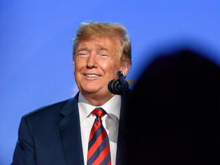 Szokatlan gesztust tett Trump 