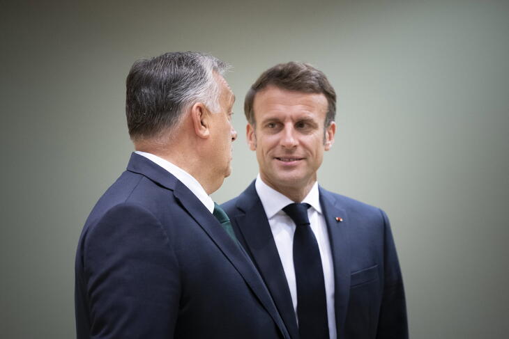 Orbán Viktor személyesen akasztott bajszot a francia elnökkel