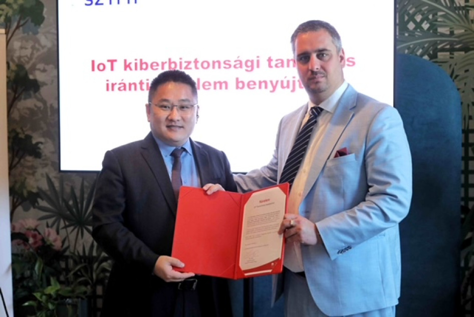   Gao Weijie, a Huawei Technologies Magyarország és Nyugat-Balkán vezérigazgatója és Nagy László, az SZTFH elnöke 