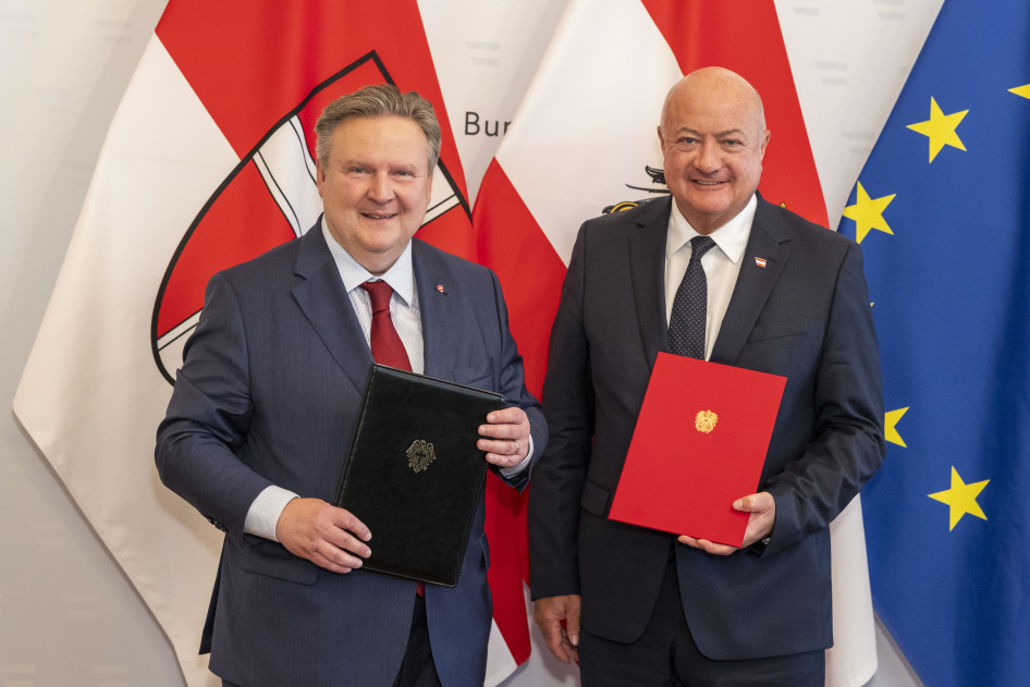 Michael Ludwig, Bécs polgármestere és Christian Stocker, Ausztria szövetségi kancellárja az MI-Gigagyár-projekt bemutatóján