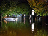 Víz borít egy utcát a főváros teljes területét érintő éjszakai vihar után a XIX. kerületben 2023. augusztus 5-re virradóan (Fotó: MTI/Mihádák Zoltán)