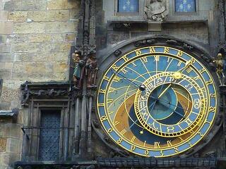 Fél évre eltűnik Prága híres csillagászati órája
