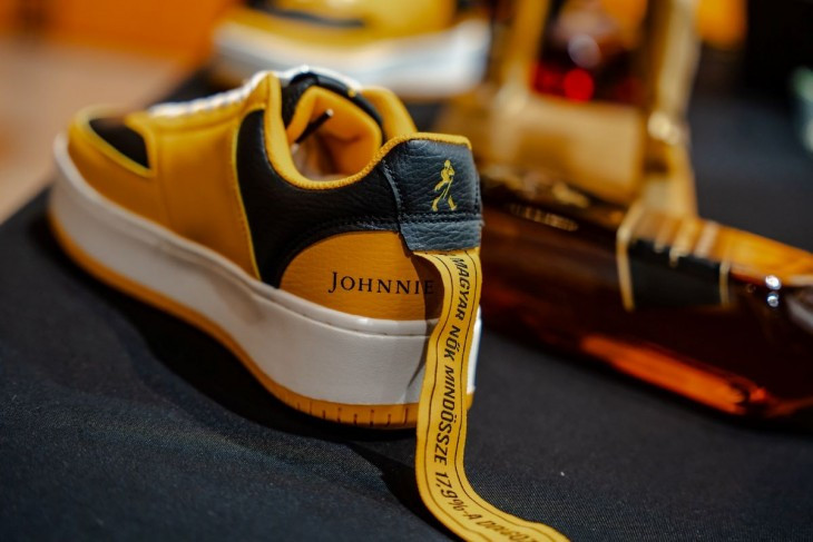 A Dorko által gyártott cipők körüli sárga szalagoknak szimbolikus jelentésük van (Fotó: Nikes-Soós Bálint)