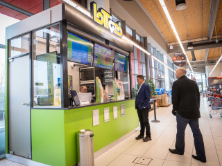 Mini lottózók nyitásával nyomul a Szerencsejáték Zrt.