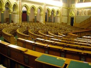 Korrupció: 70 % szerint a politikus kezdeményez