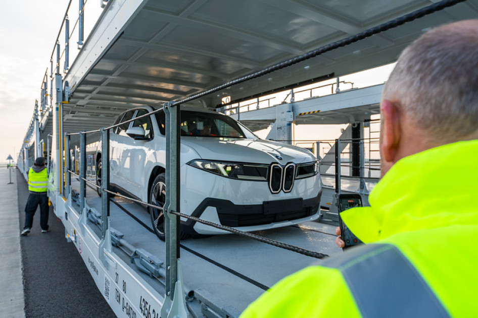 Vasúton utaznak az új BMW-k