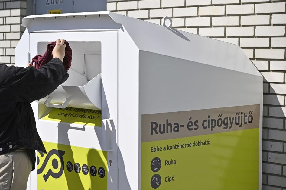A MOHU Mol Hulladékgazdálkodási Zrt. új, Magyarországon gyártott, feltörésbiztos textilgyűjtő konténere