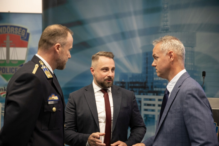 A kampányt bemutató sajtótájékoztató résztvevői: Álmos Gergő (ORFK Kiberstratégiai Osztály), Bor Olivér (Szabályozott Tevékenységek Felügyeleti Hatósága) és Pállai Krisztián (Szerencsejáték Zrt.) 
