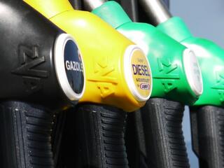 Péntektől benzinkút káosz lehet, a Mol tarifát emel, egy tank benzinen több mint 9 ezer forintot keres az állam, egy kutas 25 forintot