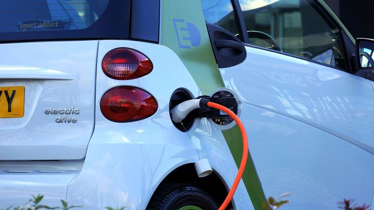 A töltőállomások hiánya hátráltatja az elektromos autók terjedését (Fotó: Pixabay)
