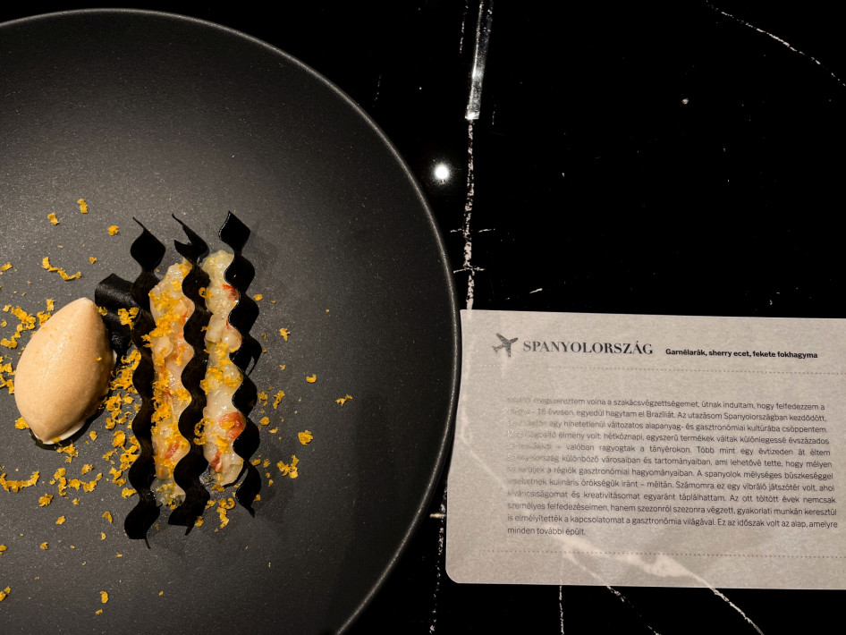  Második állomás: Spanyolország - a sherry-ecetből készült szörbetből a kevésnél is kevesebbet kóstoljunk a garnélához és a feketefokhagymás roppanóshoz, úgy lesz tökéletes az ízharmónia. Hozzá sózott, szárított ikrát tálaltak.