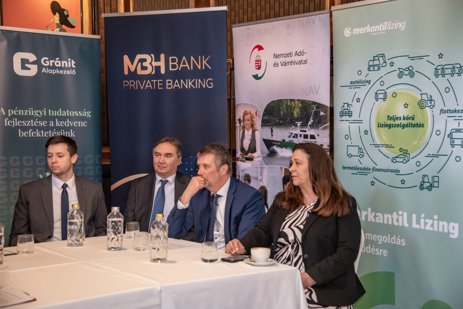 Böröczky Dezső, a Gránit Alapkezelő stratégiai és üzletfejlesztési vezetője; Fodor Béla, az MBH Bank Privátbanki Értékesítés igazgatója; dr. Lambertus József, a Nemzeti Adó- és Vámhivatal főosztályvezetője; Ivancsik Orsolya, a Merkantil Bank üzlettámogatási és HR ügyvezető igazgatója. Fotó: Klasszis Média / Dala Gábor