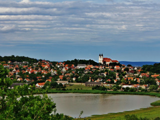 A fideszes oligarcháknak már annyi pénzük van, hogy lebegő luxusvillára is jut Tihanyban