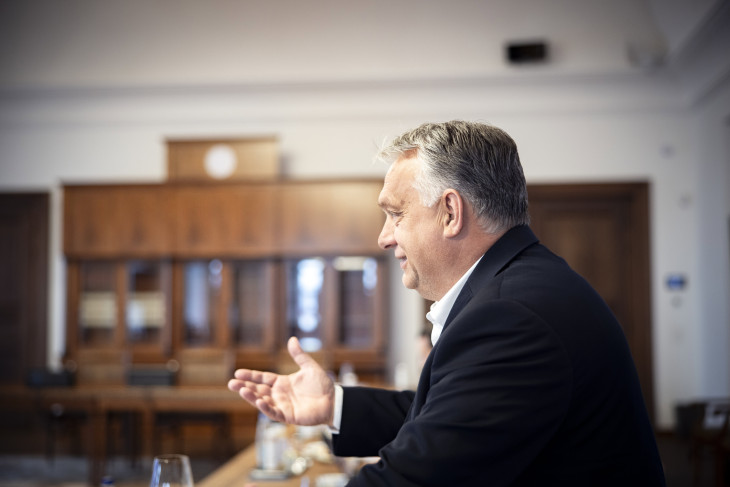 Orbán Viktor miniszterelnök videókonferencián tárgyal (Fotó: MTI/Miniszterelnöki Sajtóiroda/Fischer Zoltán