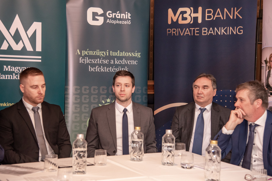 György Dániel, a Magyar Államkincstár Állampapír Forgalmazásért felelős igazgatója, Böröczky Dezső, a Gránit Alapkezelő stratégiai és üzletfejlesztési vezetője, Fodor Béla, az MBH Bank Private Banking értékesítési igazgatója, dr. Lambertus József, a Nemzeti Adó- és Vámhivatal főosztályvezetője. Fotó: Klasszis Média / Dala Gábor