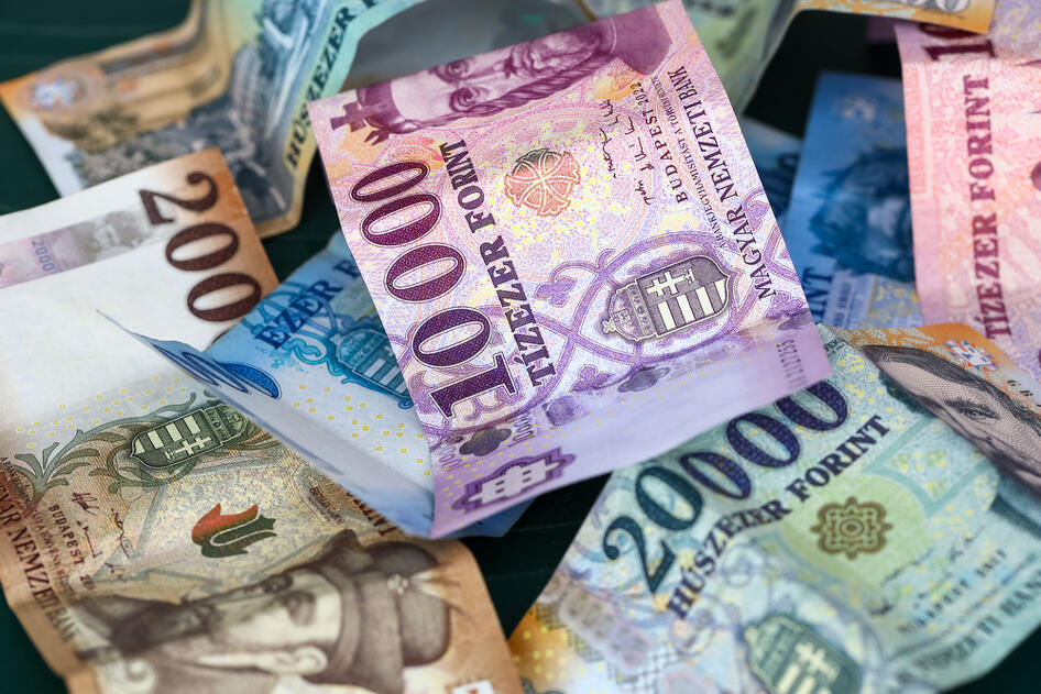 77 milliárd forint tűnt el kezeik között