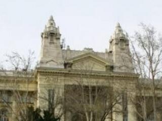 Lángoló rendőrautó a Szabadság téren