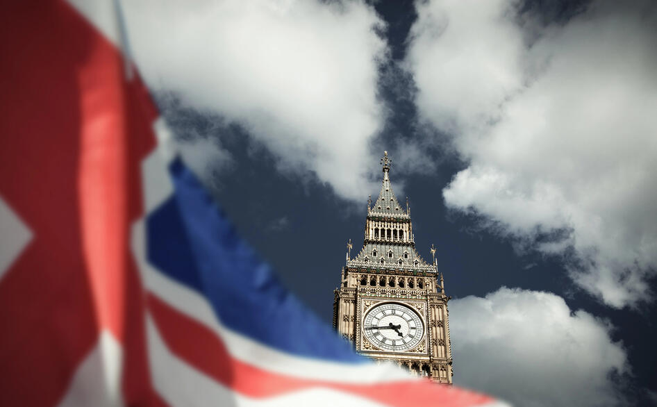Nem várnak ölbe tett kézzel a britek, fegyverkezni kezdenek