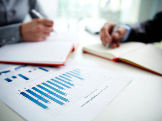 Drágulást hozott a tavasz a vállalkozói számláknál – a nagybankok többsége emel a díjakon