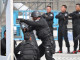 Mulatságos videón kacag a világ, állig felfegyverzett ügynökök szaladnak egy migráns után