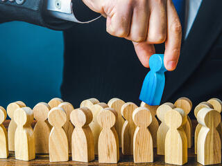 A kormányváltás a fókuszban, kivár a munkaerőpiac