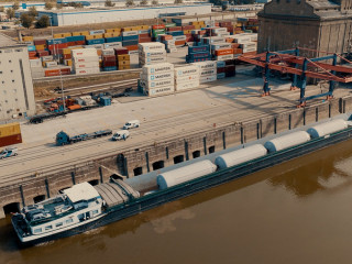 Hatalmas sörtartályok úsznak a Dunán