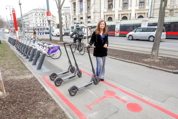 Májustól Bécsben sem lehet már akárhol lerakni a közösségi e-rollert (Fotó: PID/Christian Fürthner)