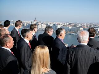 Orbán Viktor fiatalokkal indította a szombatot