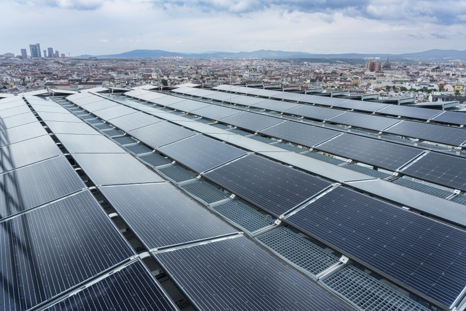 A bécsi Tenger Háza tetején működő Wien Energie 500 napelemes rendszerének egy része
