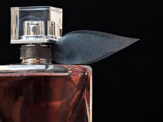 Bezárja több száz üzletét a parfümériaóriás