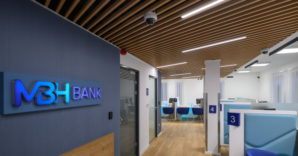 Az MBH Bank modern külsővel fogad