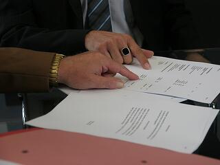 Csalás és átverés: honnan tudhatjuk, hogy valódi közjegyzővel van dolgunk?