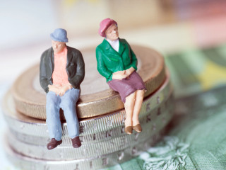 Nyugdíjcsapda: a jövedelem fele elvész