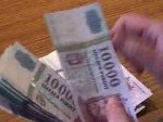 Jó sok pénz ment a bankba