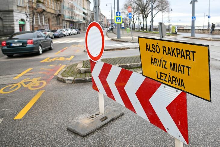 Az alsó rakpart lezárására figyelmeztető KRESZ-táblák az I. kerületi Halász utcánál 2023. december 25-én (Fotó: MTI/Illyés Tibor)