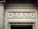 Tíz bank is árat emel a lakossági számlák esetében