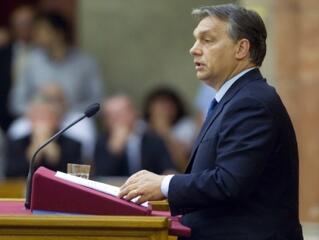 Orbán megint megvéd minket