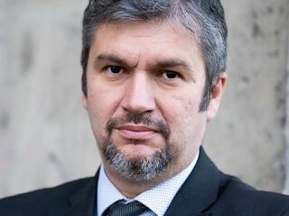 Magyar miniszter rövidnadrágban a pálmafák alatt
