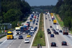 autópálya, kamion, károsanyag, villamos töltő autópálya, kamion, károsanyag, villamos töltő