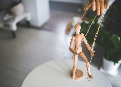Vékony a határvonal a manipuláció és a befolyásolás között - kép. Pixabay