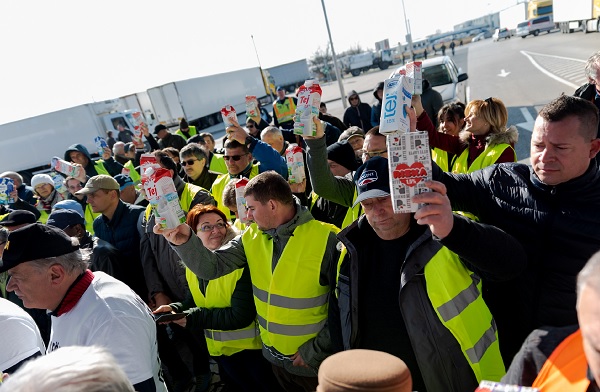 Tejtermelők tüntetnek a penny Market parkolójában - Kép: Nemzeti Agrárgazdasági Kamara